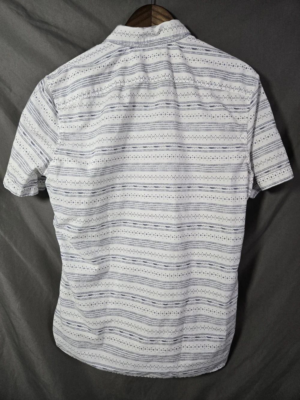 Banana Republic White & Navy Stripe Short‑Sleeve Button‑Down Shirt – Size L